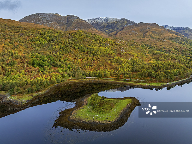 峡湾、海岸、山地风景、倒影、岛屿、秋天、鸟瞰图、洛赫利文、苏格兰、英国图片素材
