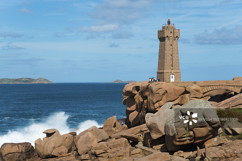 岩石海岸上的灯塔与拍打的海浪，梅鲁兹灯塔，普洛曼阿赫，斯奎维尔角，佩罗斯-吉雷克，粉红花岗岩海岸，粉红花岗岩海岸，布列塔尼，法国，欧洲图片素材
