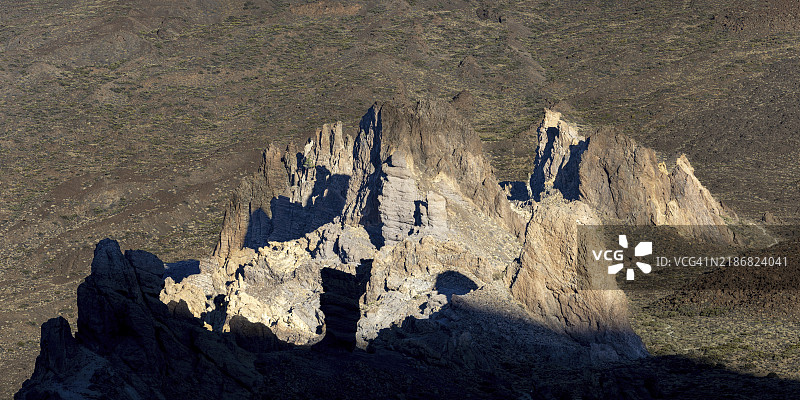 在日出时分,攀登到2715米高的阿尔托·德·瓜哈拉,俯瞰奇形怪状的火山岩塔——加西亚岩石,特德国家公园,特内里费,西班牙,加那利群岛,欧洲。图片素材