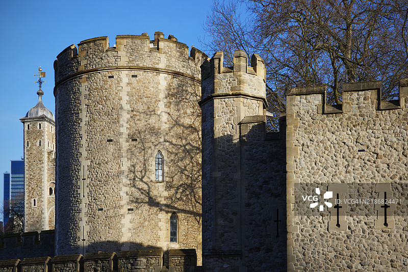 冬季树木的影子映照在伦敦塔上，英格兰，英国图片素材