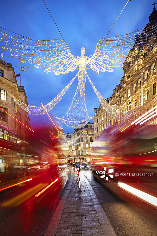 在伦敦摄政街的圣诞灯光下行驶的交通图片素材