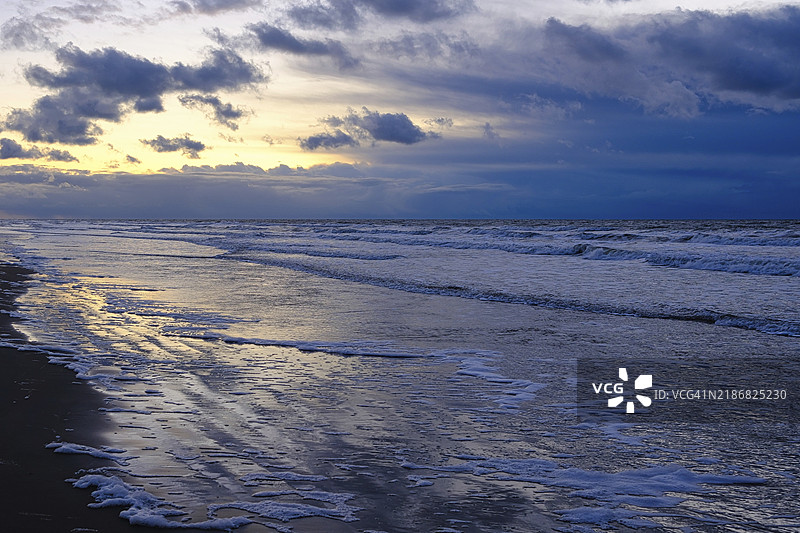 荷兰赞德福特北海的日落图片素材