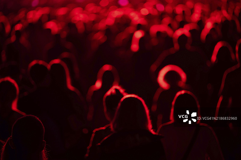 音乐会期间，舞台前的人群图片素材