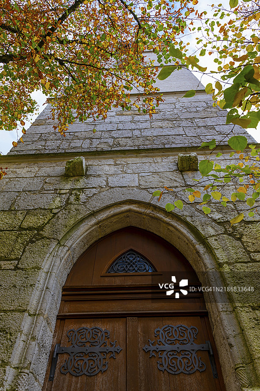 瑞士索洛图恩州奥尔滕的秋日阳光下，钟楼旁的美丽古镇图片素材