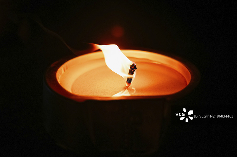 夜晚墓碑上的光线图片素材