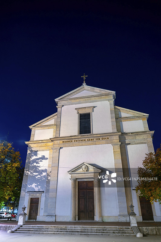 瑞士索洛图恩州奥尔滕的蓝色时光美丽老城与教堂图片素材