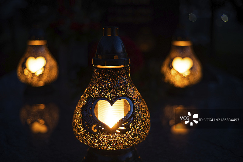 万圣节在墓碑上点燃的心形蜡烛图片素材