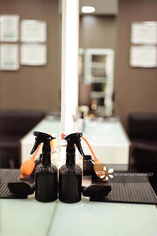 理发店喷雾瓶特写。图片素材