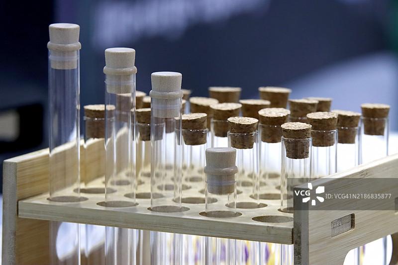 在实验室中分析试管中的样本。图片素材