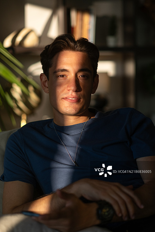 年轻男子在阳光下放松身心。图片素材