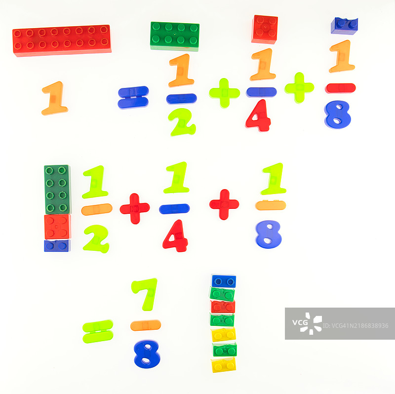 多色塑料积木用于教授分数加法。图片素材