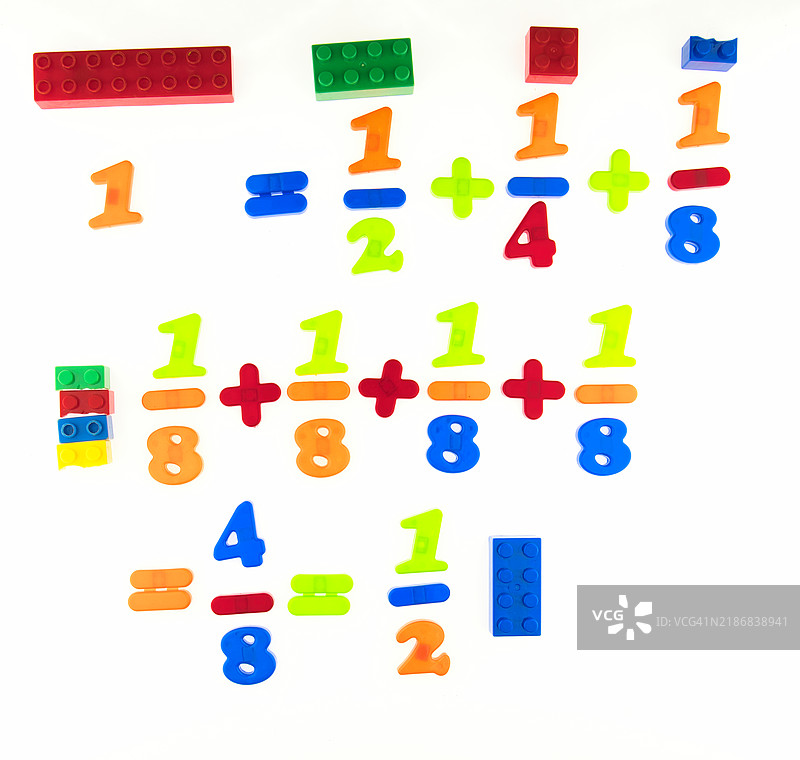 多色塑料积木用于教授分数加法。图片素材
