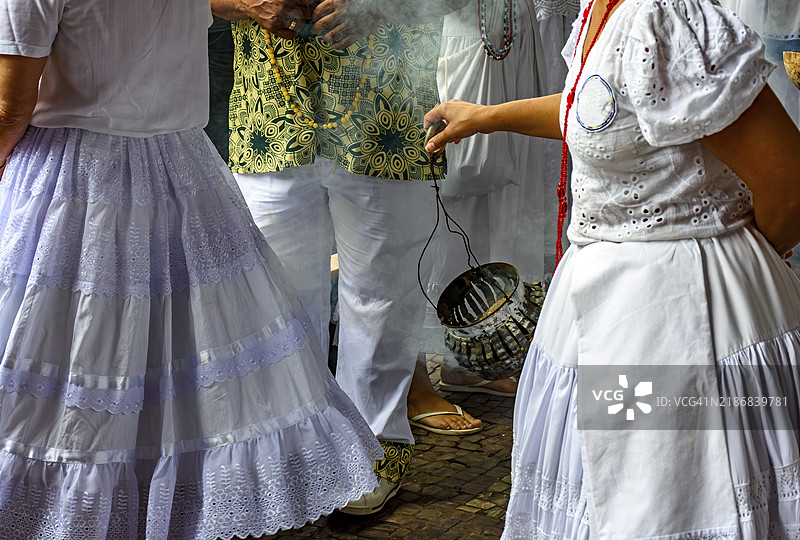 在巴西米纳斯吉拉斯州贝洛哈里藏特的Umbanda和Candomblé仪式中，使用燃烧的草药进行人们和公共场所的精神净化。图片素材