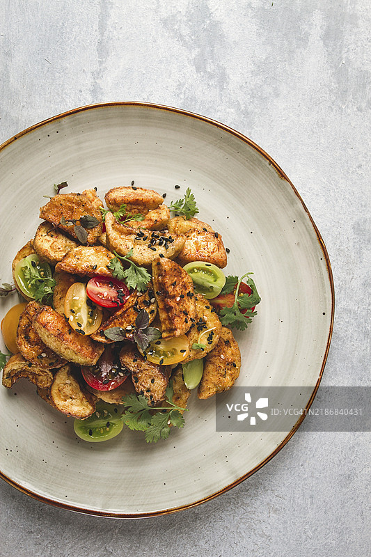 沙拉，脆皮炸茄子，配樱桃、芝麻、橄榄油，自制，无人。图片素材