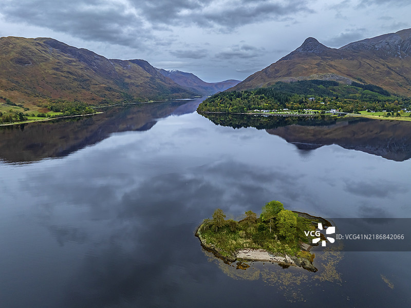 秋季多云的天空下,山脉倒映在峡湾中,海岸和岛屿,空中俯瞰,洛赫利文,格伦科的景色,苏格兰,英国图片素材