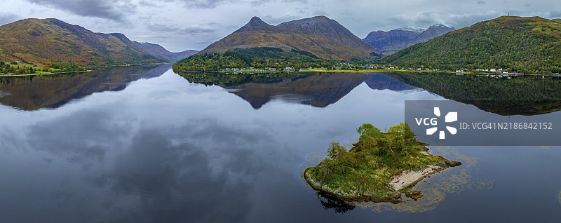 秋季多云的空中视角，洛赫利文的峡湾、海岸、岛屿与山脉的全景倒影，格伦科，苏格兰，英国图片素材