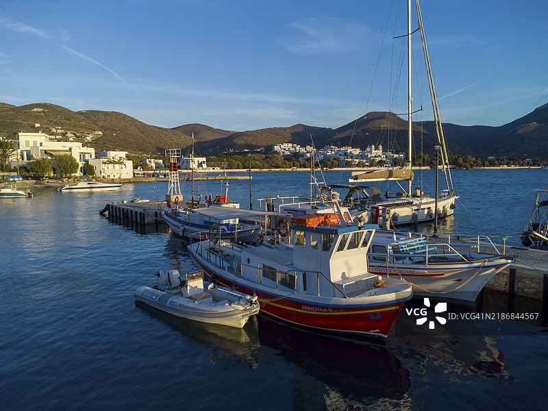 希腊基克拉泽斯群岛阿莫尔戈斯岛的卡塔波拉小渔港图片素材