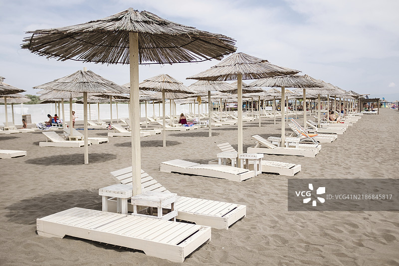 黑山乌尔齐尼的大海滩（Velika Plaza）上的伞图片素材