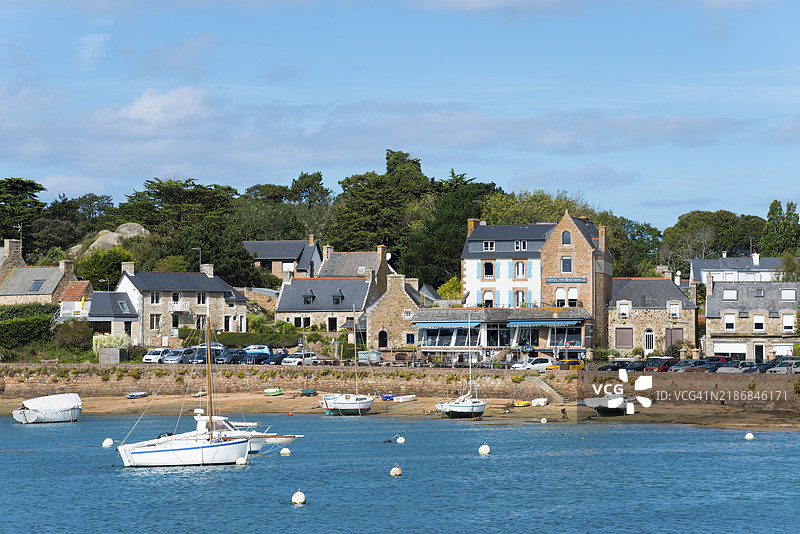 阳光明媚的日子里，普洛曼纳赫港口的小镇，蓝色水面上停着船只，位于法国布列塔尼的佩罗斯-吉雷克，科特迪瓦尔省。图片素材