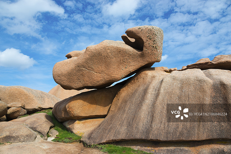 令人印象深刻的岩石形成在略微多云的天空下，普洛曼纳赫，佩罗斯-吉雷克，阿摩尔海岸，布列塔尼，法国，欧洲图片素材