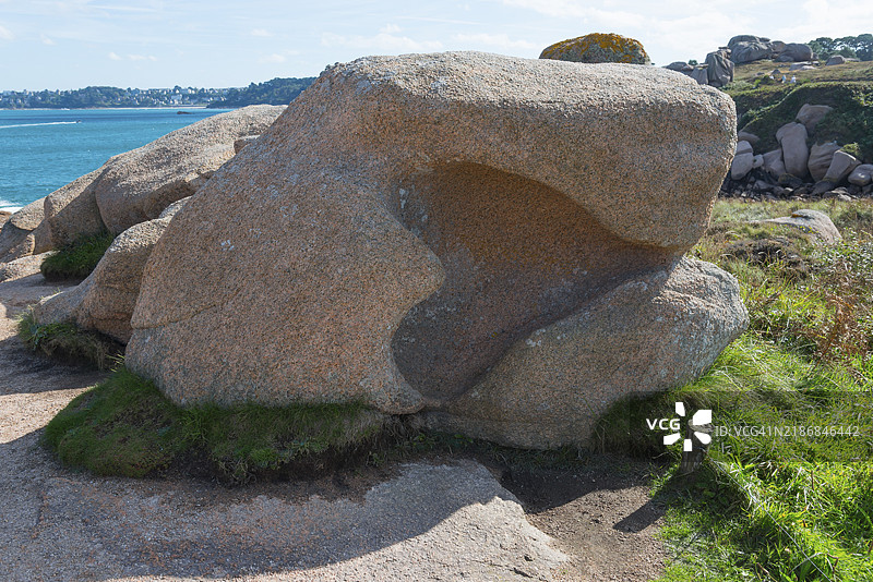 海边绿草地上的心形石头，远处可见海岸线，地点：普洛曼纳赫，佩罗斯-吉雷克，阿摩尔海岸，布列塔尼，法国，欧洲图片素材
