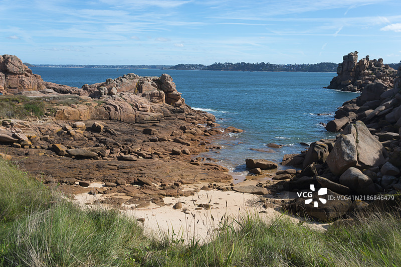 海岸风光，岩石景观与蓝色海洋，宁静的氛围，普洛曼纳赫，佩罗斯-吉雷克，阿摩尔海岸，布列塔尼，法国，欧洲图片素材