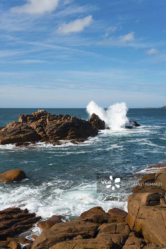 阳光明媚的日子里，普洛曼纳赫（Ploumanac'h），佩罗斯-吉雷克（Perros-Guirec），阿摩尔海岸（Côtes-d'Armor），布列塔尼（Brittany），法国，欧洲的海岸风景，岩石与破浪相伴。图片素材