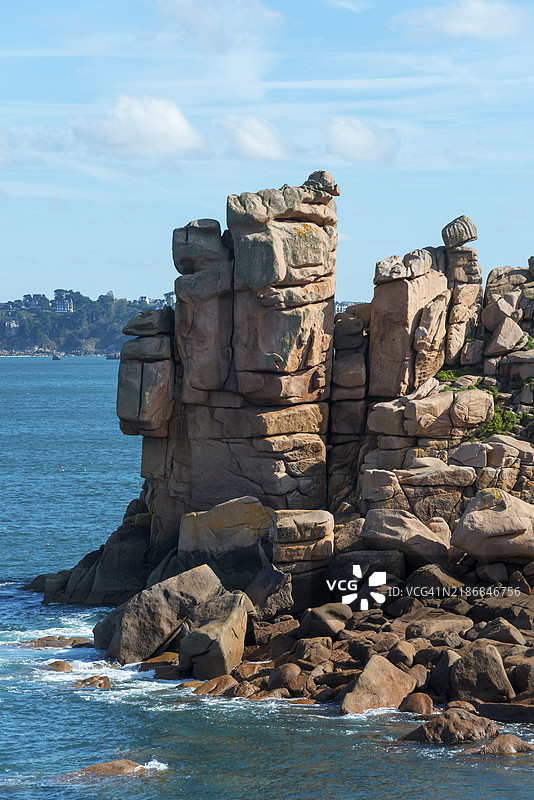 海岸上的高岩石形成,俯瞰开阔的海洋,普洛曼纳赫,佩罗斯-吉雷克,阿摩尔海岸,布列塔尼,法国,欧洲图片素材