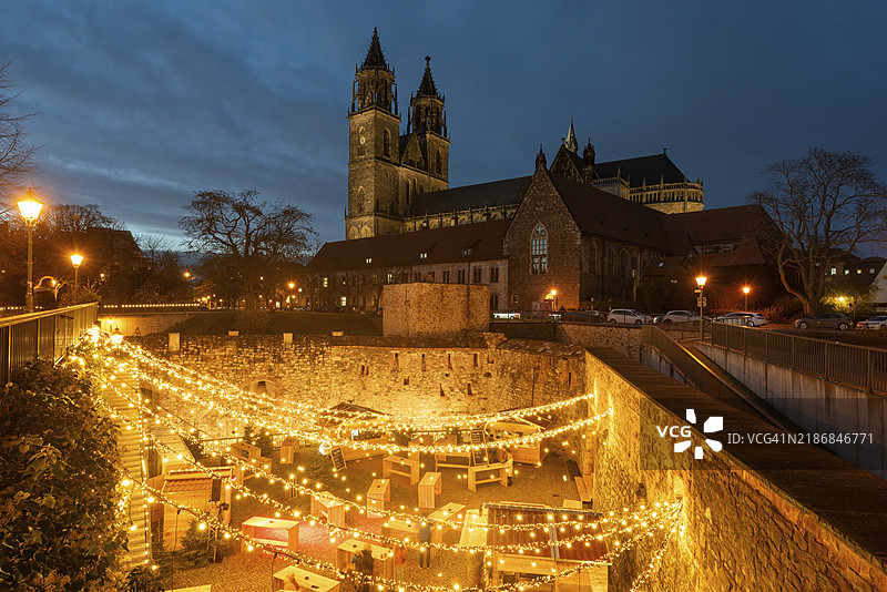 马格德堡大教堂,前面是位于瑞士牛奶温泉的Fürstenwall的圣诞市场,德国萨克森-安哈尔特州马格德堡,欧洲图片素材