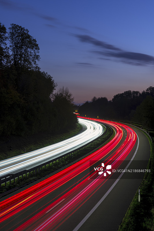 夜间高速公路的长时间曝光，汽车的红色和白色光轨，德国巴登-符腾堡州温宁登，欧洲图片素材