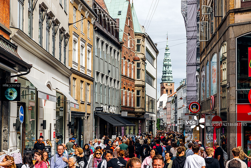 哥本哈根老城的斯特罗盖特步行购物街上挤满了游客图片素材
