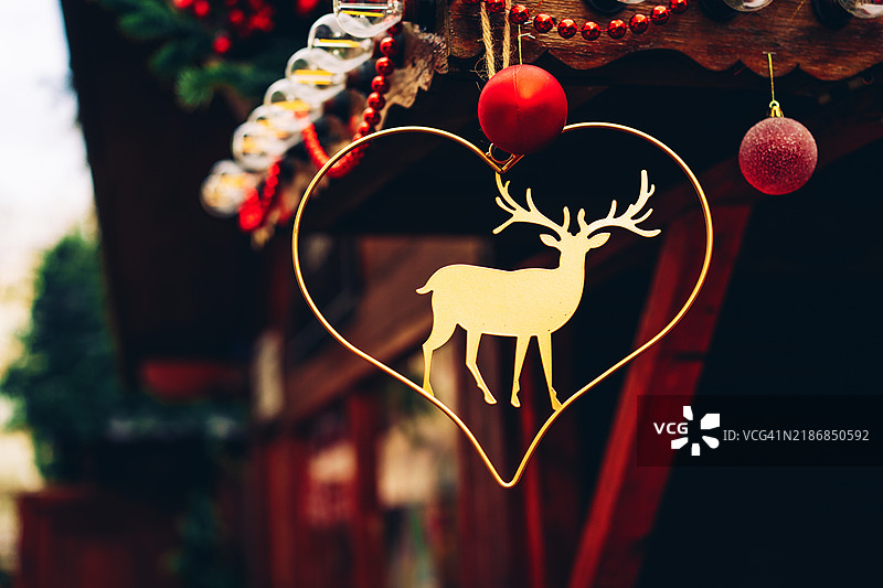 节日圣诞市场环境中的金色驯鹿装饰品图片素材