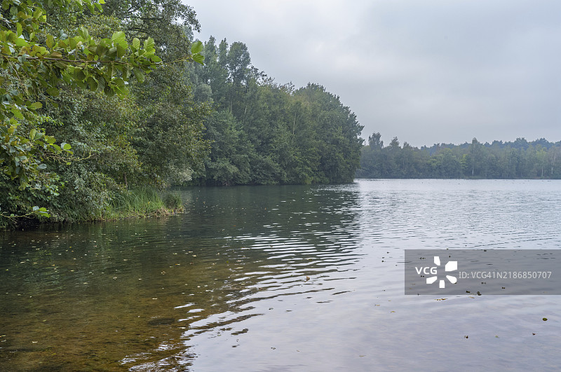 德国博特罗普的秋季大内陆湖图片素材