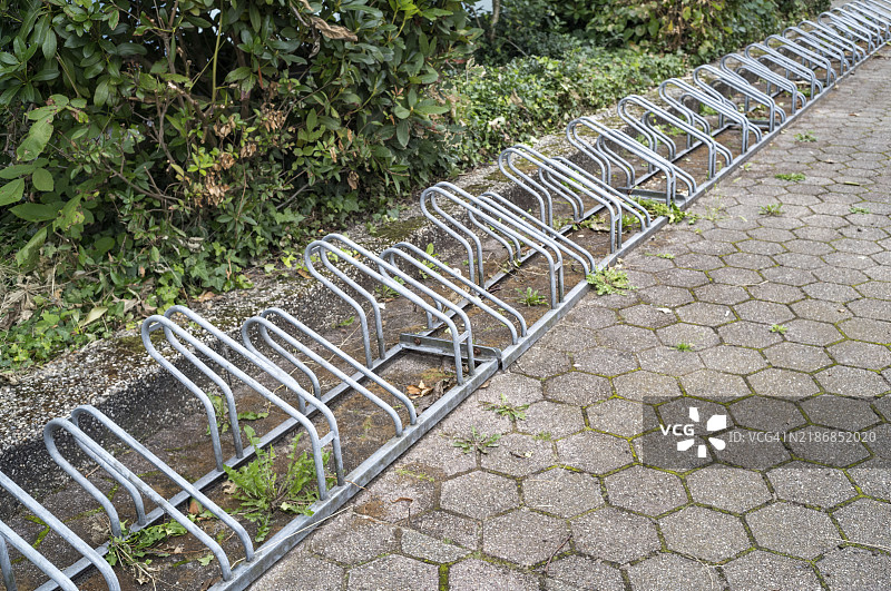 没有自行车的自行车架排成一行图片素材