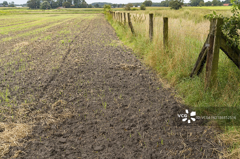 秋天的收获田野与围栏图片素材