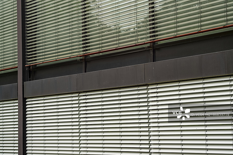 大型玻璃窗户配有百叶窗图片素材