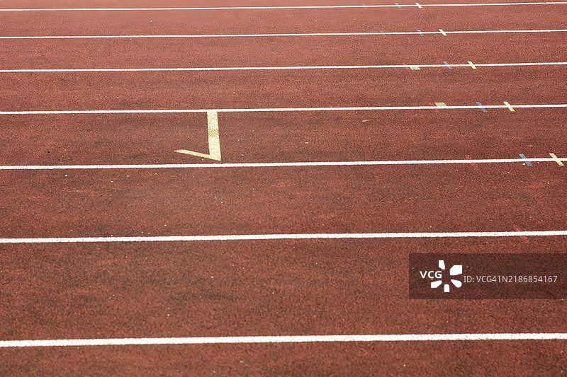 田径场内带有标记的合成跑道图片素材