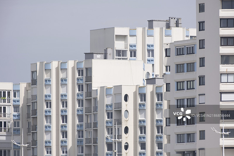 60年代风格的大型住宅楼，内有公寓图片素材