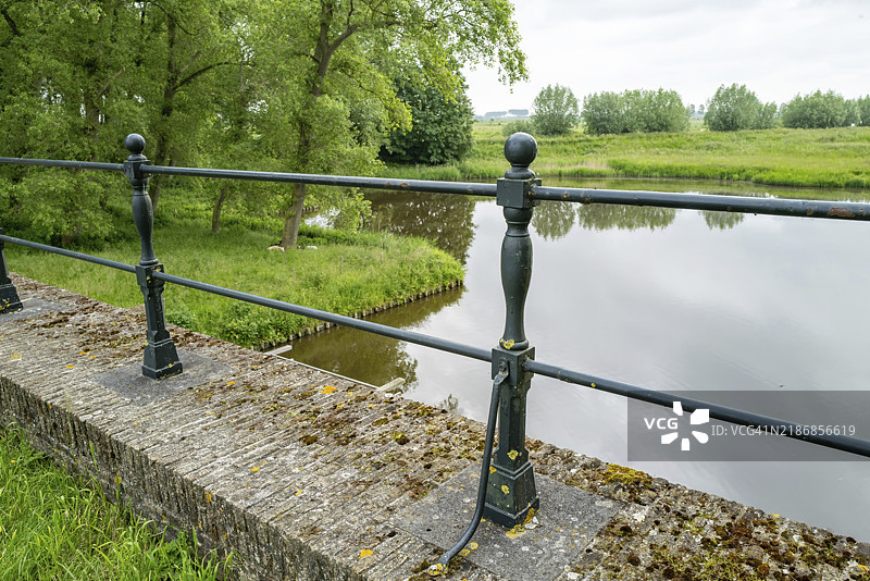 湖边的铸铁栏杆图片素材