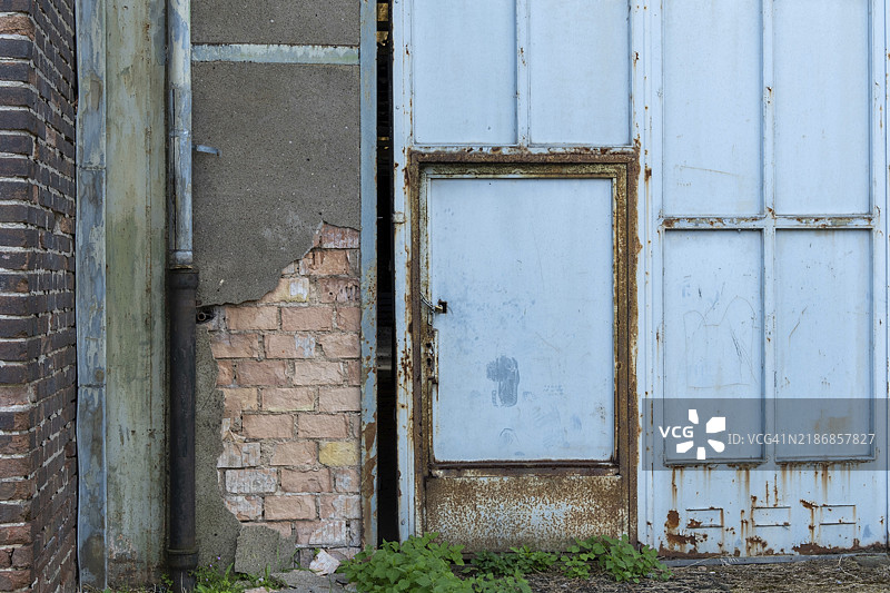 阳光下杂乱无章的老商业建筑图片素材