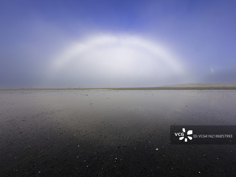 加利福尼亚州圣路易斯-奥比斯波县莫罗湾海滩州立公园的雾虹。图片素材