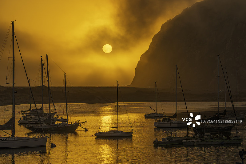 加利福尼亚州圣路易斯奥比斯波县莫罗湾的夏季日落透过雾气图片素材