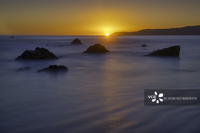 加州圣路易斯奥比斯波县凯尤科斯的夏季日落。图片素材