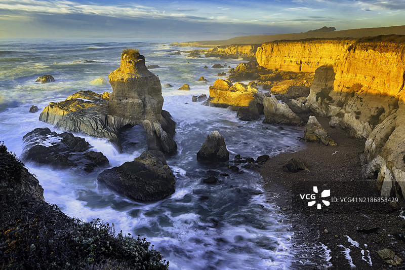 加州蒙特雷德奥罗州立公园的日落洞穴图片素材