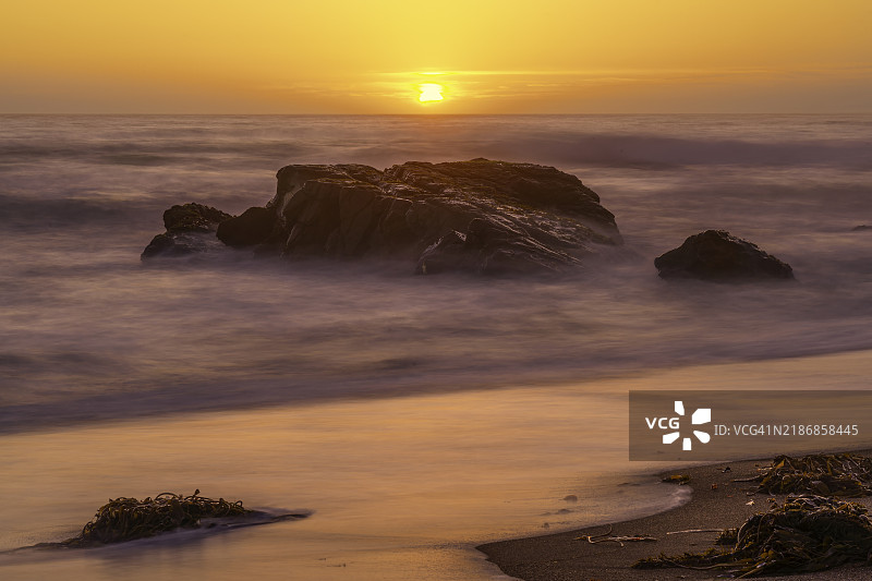 加州圣路易斯奥比斯波县坎布里亚的月光石海滩上日落时分的雾气图片素材