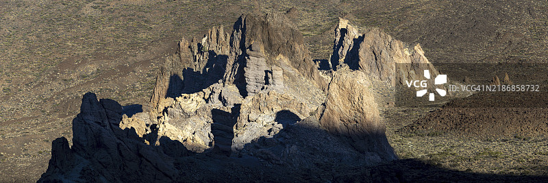 在日出时分，攀登到2715米高的阿尔托·德·瓜哈拉，俯瞰奇特形状的火山岩塔——加西亚岩石，特德国家公园，特内里费，加那利群岛，西班牙，欧洲。图片素材