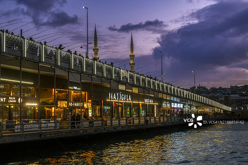 加拉塔桥和雅尼清真寺在黄昏时分的灯光照耀下图片素材