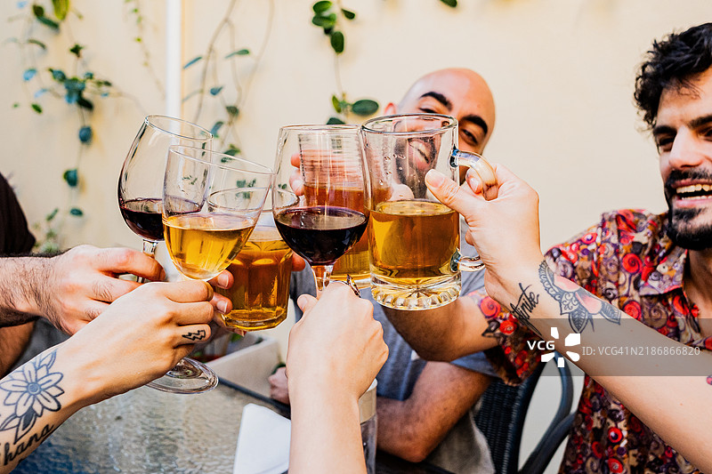 朋友们在家中午餐聚会上举杯庆祝的特写镜头图片素材