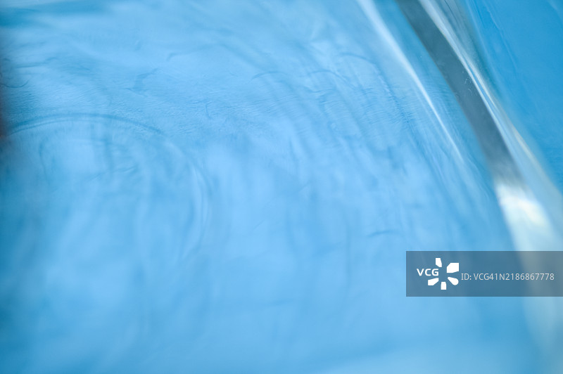 抽象的蓝色水面纹理与涟漪图片素材