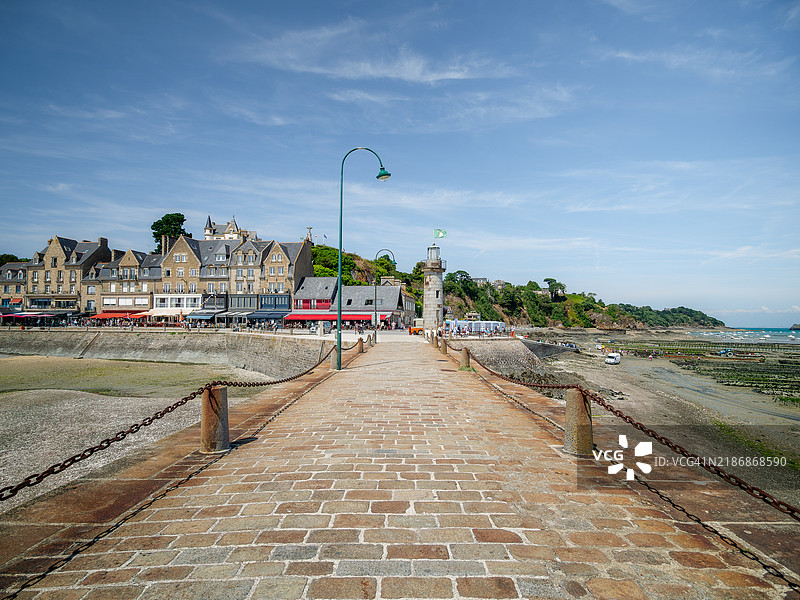 从主石板码头俯瞰康卡尔的海滨,传统的布列塔尼花岗岩房屋、餐馆和咖啡露台尽收眼底,位于法国西部的伊勒-维莱讷省 - 布列塔尼地区。图片素材